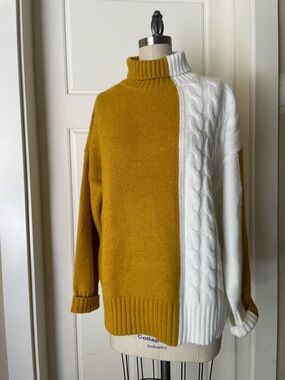 Two-Tone Cable Turtleneck Sweater - Mustard & White